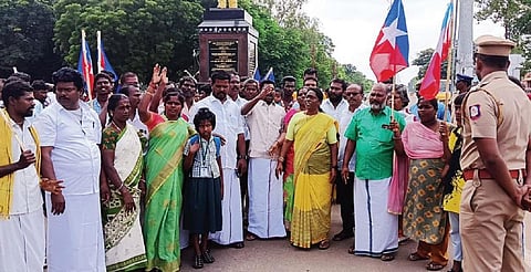 சிறுவன் உட்பட 5 பேரை அரிவாளால் வெட்டியோரை கைது செய்யக்கோரி பெருங்குடியில் போராட்டத்தில் ஈடுபட்ட  விடுதலைச் சிறுத்தைகள் கட்சியினர்,
