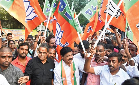 திமுகவைக் கண்டித்து பாஜக மாநில துணைத் தலைவர் கரு.நாகராஜன் தலைமையில் சென்னை மாவட்ட ஆட்சியர் அலுவலகம் அருகே நேற்று ஆர்ப்பாட்டம் நடந்தது. இதில் கட்சி நிர்வாகிகள் ஏராளமானோர் பங்கேற்றனர். 
படம்: ம.பிரபு