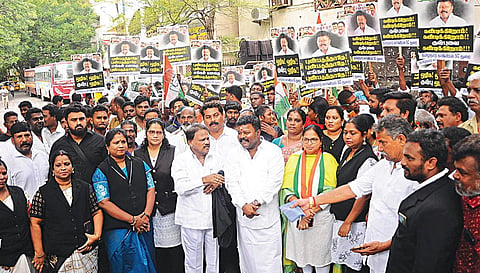 பட்டியலின மக்களை இழிவுபடுத்தும் வகையில் பேசிய தேசிய மகளிர் ஆணைய உறுப்பினர் குஷ்புவின் நடவடிக்கையை கண்டித்து, அவரது வீட்டை முற்றுகையிடும் போராட்டம் காங்கிரஸ் கட்சி சார்பில், எஸ்.சி. பிரிவு  தலைவர் ரஞ்சன் குமார் தலைமையில் பட்டினப்பாக்கம் காமராஜர் சாலை அருகே நடைபெற்றது. 
படம்: ம.பிரபு