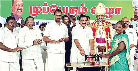 கோவையில் நேற்று நடைபெற்ற தமிழ்நாடு ஒருங்கிணைந்த கிறிஸ்தவ கூட்டமைப்பு மாநாட்டில் நலத்திட்ட உதவிகள் வழங்கினார் அதிமுக பொது செயலாளர் பழனிசாமி.