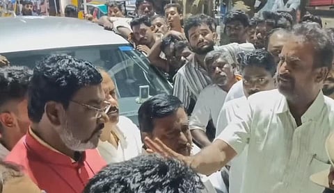 வரவேற்பு பதாகைகள் வைக்க எதிர்ப்பு: போலீஸாருடன் அதிமுகவினர் வாக்குவாதம்