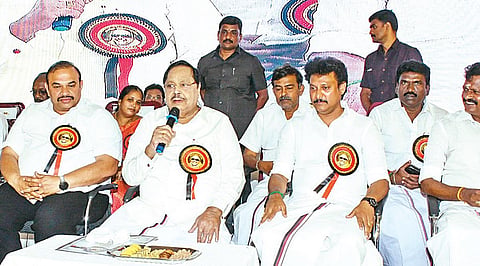 திருச்சி கலைஞர் அறிவாலயத்தில் நேற்று நடைபெற்ற  திமுக திருச்சி தெற்கு மாவட்ட கருத்துரை கூட்டத்தில் பேசிய அக்கட்சியின் பொதுச் செயலாளரும், மாநில நீர்வளத் துறை அமைச்சருமான துரைமுருகன். உடன்  மாவட்டச் செயலாளரும்  அமைச்சருமான அன்பில் மகேஸ் பொய்யாமொழி, எம்எல்ஏ இனிகோ இருதயராஜ் உள்ளிட்டோர். 
படம்: ர.செல்வமுத்துகுமார்