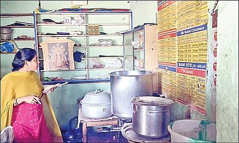 காரைக்குடி புதிய பேருந்து நிலையத்தில் குட்கா விற்றதாக உணவு பாதுகாப்புத் துறை அதிகாரிகள் மூடிய கடைக்குள் இருந்த பொருட்கள்.