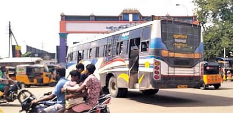 தனியார் பேருந்துகளுக்கிடையான கலெக் ஷன் போட்டியில், விழுப்புரம் புதிய பேருந்து நிலையத்தில் பேருந்துகள் வெளியே வரும் வழியாக விதிகளை மீறி, தனியார் பேருந்து ஒன்று அவசரமாக உள்ளே நுழைகிறது. இதனாலும் விபத்துகள் ஏற்பட வாய்ப்புள்ளது.