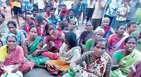குடிநீர் குடங்களுடன் சாலை மறியலில் ஈடுபட்ட விருத்தகிரிக்குப்பம் கிராமப் பெண்கள்.