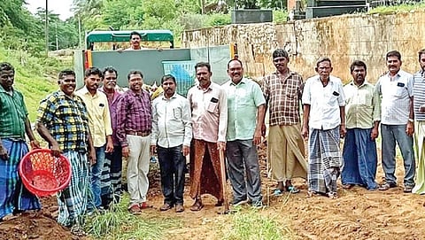 சாத்தான்குளம் அருகே நிதி திரட்டி பாசன கால்வாயை சீரமைத்த கிராம மக்கள்!