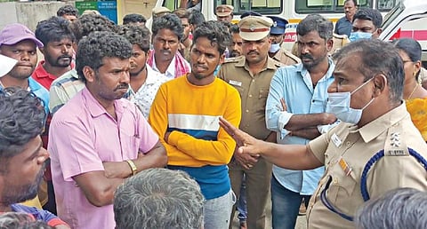 யானை தாக்கி உயிரிழந்தவரின் உடலை வாங்க மறுத்து, தேன்கனிக்கோட்டை அரசு மருத்துவமனையில் போராட்டத்தில் ஈடுபட்டவர்களிடம் டிஎஸ்பி முரளி பேச்சுவார்த்தை நடத்தினார்.
