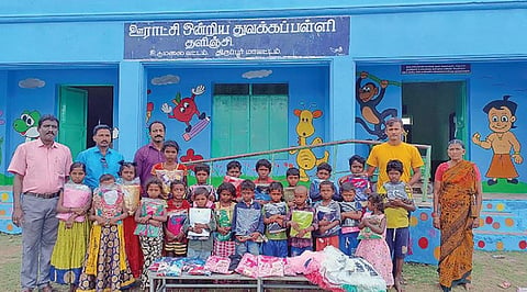 பட்டாம்பூச்சியால் மின்னும் தளிஞ்சி பள்ளி: மாணவர்களை கவரும் ஓவியங்கள்