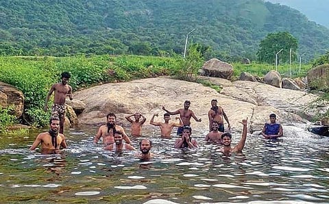 பழநி தொட்டிமடை அருவியில் ஆர்ப்பரித்து கொட்டும் தண்ணீர் - சுற்றுலா பயணிகள் உற்சாகம்