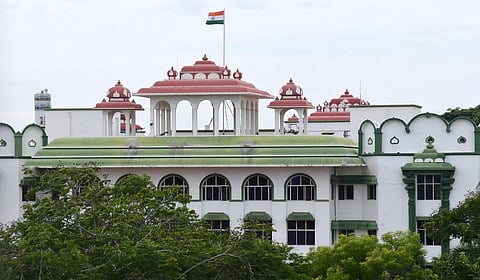 குரூப் 4 பணியிடங்களுக்கான கல்வி தகுதியை நிர்ணயம் செய்ய விதிகளில் திருத்தம் - உயர் நீதிமன்றம் உத்தரவு