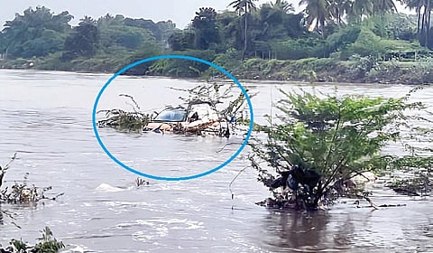 செம்பரம்பாக்கம் ஏரியின் உபரி நீரால், அடையாறு ஆற்றில் அடித்து செல்லப்பட்ட கார்.