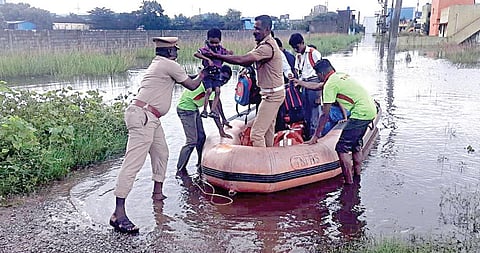 பாலவாயல், குமரன் நகர் பகுதியில் குடியிருப்புகளை மழைநீர் சூழ்ந்ததால், ரப்பர் படகுகள் மூலம் மக்களை பத்திரமாக மீட்கும் பணியில் ஈடுபட்ட செங்குன்றம் தீயணைப்பு நிலை ய வீரர்கள்.