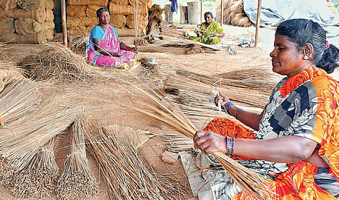 நத்தம் அருகே கே.அம்மாபட்டியில் துடைப்பம் தயாரிக்கும் பணியில் ஈடுபட்டுள்ள பெண்கள் | படங்கள்: நா. தங்கரத்தினம்