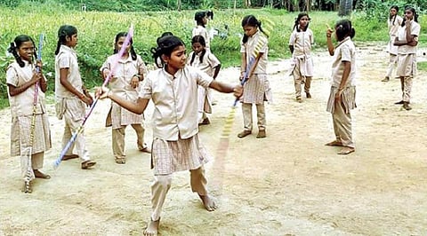 சிலம்பம் பயிற்சியில் தீவிரமாக ஈடுபட்டுள்ளமூங்கப்பட்டு ஊராட்சி ஒன்றிய நடுநிலைபள்ளி மாணவிகள்.
