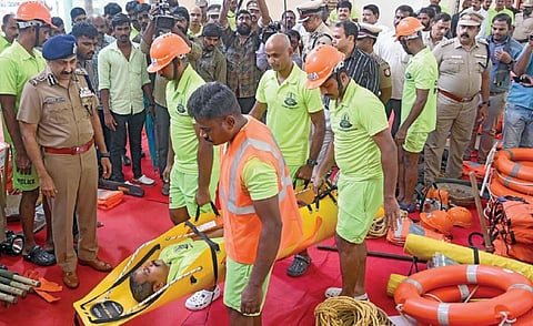 மிக்ஜாம் புயல் மற்றும் பேரிடர் மீட்பு பணிக்காக எழும்பூர் ராஜரத்தினம் மைதானத்தில், தயார் நிலையில் உள்ள சென்னை பெருநகர காவல் பேரிடர் மீட்பு குழுவினரை சென்னை காவல் ஆணையர் சந்தீப் ராய் ரத்தோர், நேற்று சந்தித்து ஆலோசனைகள் வழங்கி, மீட்பு பணி உபகரணங்களை பார்வையிட்டார்.படம்: எஸ்.சத்தியசீலன்