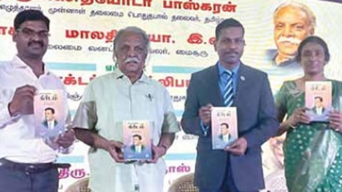 பெங்களூரு த‌மிழ்ப் புத்தகத் திருவிழாவில் டில்லிபாபுவின் கையருகே  கிரீடம் நூலை எழுத்தாளர் தியோடர் பாஸ்கரன் வெளியிட்டார். அவருடன் டில்லிபாபு, பத்திரிகையாளர் மதியழகன், தொகுப்பாசிரியர் செல்வி ஆகியோர் உள்ளனர்.