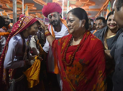 ராஜஸ்தானில் தேர்தல் பிரச்சாரத்தின்போது வாக்கு சேகரிப்பில் ஈடுபட்ட பாஜகவின் வசுந்தரா ராஜே