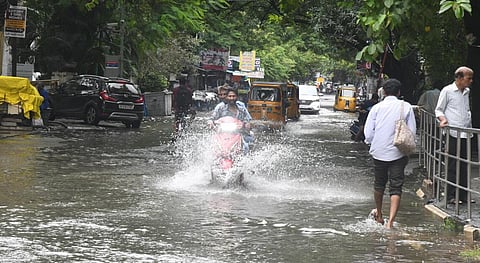 கனமழை காரணமாக சென்னை ராயப்பேட்டை லாயிட்ஸ் சாலையில் தேங்கியுள்ள மழைநீர்  | படம்: ஆர்.ரகு