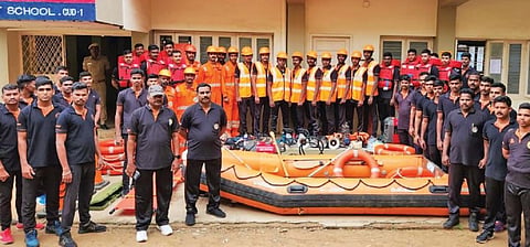 ‘மிக்ஜாம்’ புயல் முன்னெச்சரிக்கை காரணமாக கடலூர் மாவட்டத்துக்கு வந்துள்ள மாநில பேரிடர் மீட்புக்  குழுவினர் காவல் கண்காணிப்பாளர் அலுவலகத்தில் தயார் நிலையில் உள்ளனர்.
