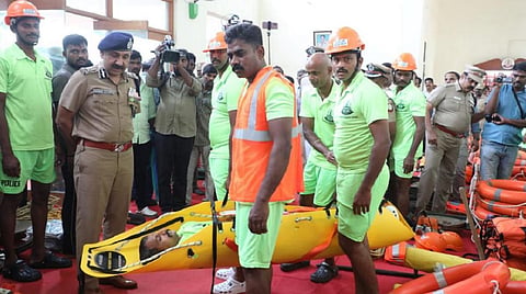 மழை மீட்பு பணிகளில் ஒருங்கிணைந்து பணியாற்றும் சென்னை போலீஸார்: வாட்ஸ்-அப் குழுக்கள் மூலம் உடனுக்குடன் தகவல் பரிமாற்றம்
