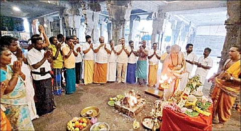 தேமுதிக தலைவர் விஜயகாந்த் பூரண நலம் பெற வேண்டி,  விருத்தாசலம் விருத்தகிரீஸ்வரர் கோயிலில் நேற்று நடைபெற்ற ஆயுஷ் ஹோமத்தில் பங்கேற்ற தேமுதிகவினர்.