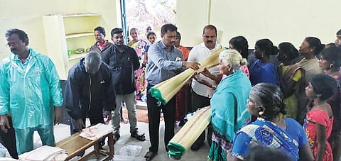வந்தவாசி  அடுத்த ராமசமுத்திரம் கிராம முகாமில் நேற்று நிவாரண  பொருட்களை வழங்கிய வட்டாட்சியர் ஆர்.பொன்னுசாமி.