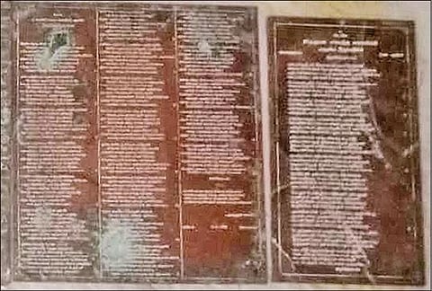 குற்றாலநாதர் கோயிலில் கண்டெடுக்கப்பட்ட செப்பு பட்டயங்கள்.