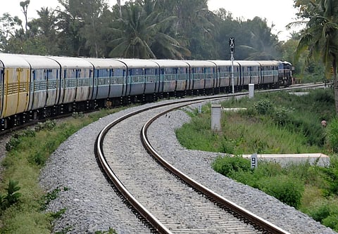 ஓடும் ரயிலில் பயணியை கீழே தள்ளிவிட்ட டிக்கெட் பரிசோதகர்