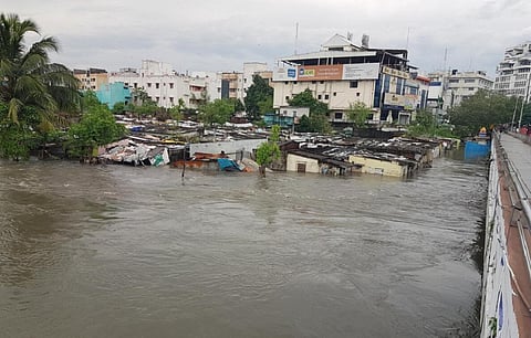 அடையாறு ஆற்றில் வெள்ளப் பெருக்கு | படம்: எம்.கருணாகரன்