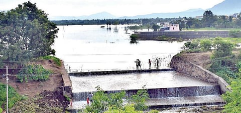வேலூர் மாவட்டத்தில் கடந்த சில நாட்களாக பெய்த மழையின் காரணமாக, அணைக்கட்டு வட்டம் செதுவாலை ஏரி நிரம்பி உபரிநீர் வெளியேறி வருகிறது. படம்: வி.எம்.மணிநாதன்.
