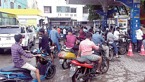 வில்லிவாக்கம் பகுதியில் பெட்ரோல் நிரப்ப வரிசையில் காத்திருக்கும் வாகன ஓட்டிகள். படம்: எஸ்சத்தியசீலன்
