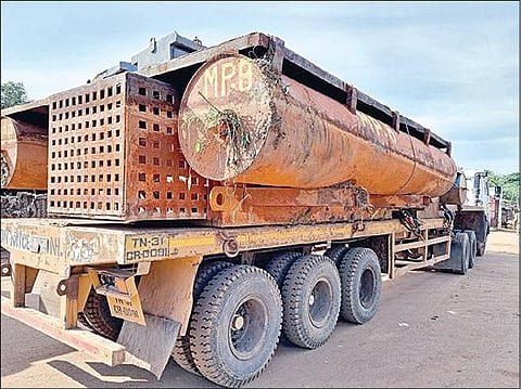 சென்னையில் தாழ்வான இடங்களில் தேங்கியிருக்கும் மழை நீரைவெளியேற்ற உதவுவதற்காக என்எல்சி இந்தியா நிறுவனம் அனுப்பி வைத்துள்ள ராட்சத மோட்டார்.