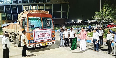 ராணிப்பேட்டை மாவட்ட ஆட்சியர் அலுவலகத்தில் இருந்து  சென்னைக்கு  நிவாரண பொருட்கள் கொண்டு செல்லும் லாரியை அமைச்சர்  ஆர்.காந்தி  கொடியசைத்து அனுப்பி வைத்தார். படம்:ப.தாமோதரன்.