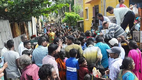 பெரம்பலூர், திருச்சியிலிருந்து ரூ.1.35 கோடி மதிப்பில் சென்னைக்கு நிவாரண பொருட்கள்