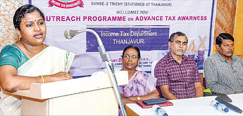 தஞ்சாவூரில் நேற்று நடைபெற்ற வருமான வரியை முன்கூட்டியே செலுத்துவது தொடர்பான விழிப்புணர்வு கூட்டத்தில் பேசிய வருமான வரித் துறை கூடுதல் ஆணையர் நித்யா.படம்: ஆர்.வெங்கடேஷ்