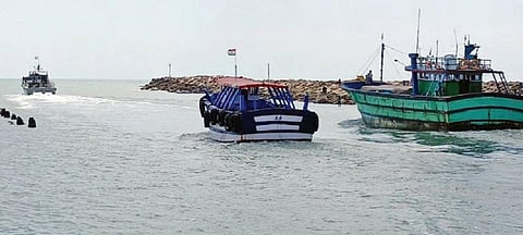 நாகை துறைமுக பகுதியில் உள்ள கடுவையாற்றில் இருந்து நேற்று கடலுக்கு மீன்பிடிக்க படகில் சென்ற மீனவர்கள்.
