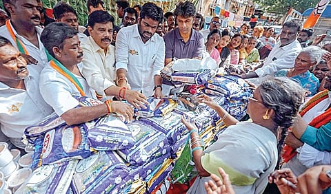 கீழ்ப்பாக்கத்தில் மழையால் பாதிக்கப்பட்ட மக்களை சந்தித்து குறைகளை கேட்டறிந்த தமிழக பாஜக தலைவர் அண்ணாமலை, அவர்களுக்கு நிவாரணப் பொருட்க ளை வழங்கினார். உடன் மாநில நிர்வாகிகள் கரு.நாகராஜன், வினோஜ் பி.செல்வம் உள்ளிட்டோர்.