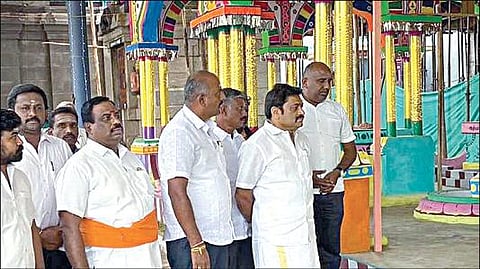 அன்னூர் பெருமாள் கோயில் வளாகத்தைப் பார்வையிட்ட பாஜக விவசாய அணி மாநிலத் தலைவர் ஜி.கே.நாகராஜ் உள்ளிட்டோர்.