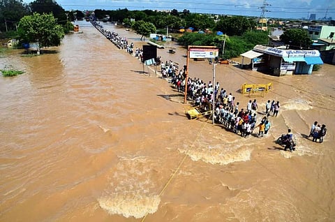 சென்னையில் பெட்ரோல், குடிநீர் தட்டுப்பாடு, தகவல் தொடர்பு சேவை பாதிப்பு - மின்சாரம் கோரி சாலை மறியல்