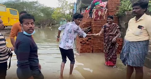 வெள்ளத்தில் தவிக்கும் குடும்பங்களுக்கு நிதியுதவி: நடிகர் பாலாவுக்கு குவியும் பாராட்டு