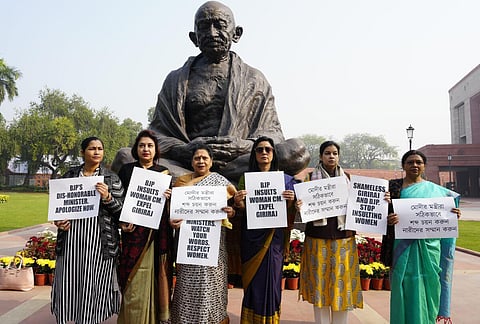 நாடாளுமன்ற வளாகத்தில் திரிணமூல் காங்கிரஸ் பெண் எம்.பி.க்கள் போராட்டம்