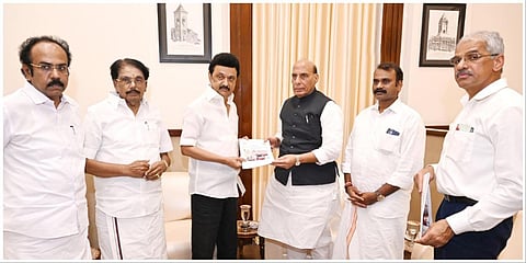 மிக்ஜாம் புயல் பாதிப்புகளை விளக்கி இடைக்கால நிவாரணத் தொகை கோரும் கோரிக்கை மனுவை தமிழக முதல்வர் மு.க.ஸ்டாலின் பாதுகாப்புத் துறை அமைச்சர் ராஜ்சிங்கிடம் வழங்கினார்.