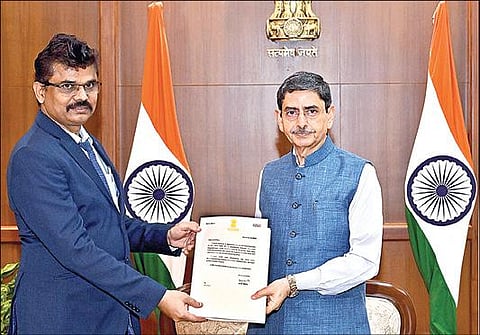 தமிழ்நாடு டாக்டர் ஜெ.ஜெயலலிதா மீன்வளப் பல்கலைக்கழகத்தின் துணைவேந்தராக நியமிக்கப்பட்டுள்ள முனைவர் என்.பெலிக்ஸ்-க்கு, துணைவேந்தர் நியமனத்துக்கான ஆணையை நேற்று வழங்கினார் தமிழக ஆளுநரும், பல்கலைக்கழக வேந்தருமான ஆர்.என்.ரவி.