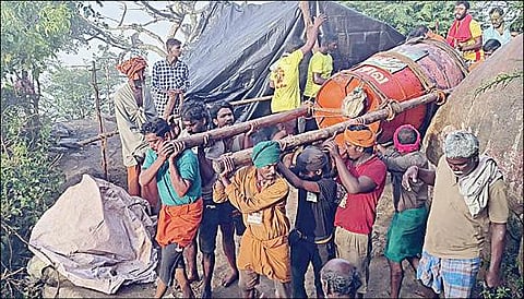 திருவண்ணாமலை உச்சியில் இருந்து அண்ணாமலையார் கோயிலுக்கு நேற்று கொண்டு வரப்பட்ட மகா தீபக்  கொப்பரை.