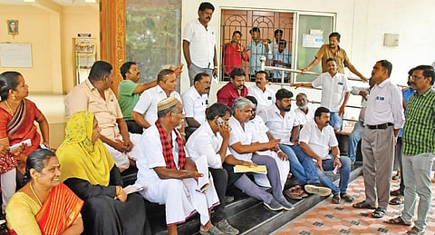 திருநெல்வேலி மாநகராட்சி அலுவலத்தில் பிரதான வாயில்முன் அமர்ந்து கடந்த சில நாட்களுக்குமுன் போராட்டத்தில் ஈடுபட்ட திமுக கவுன்சிலர்கள் 
(கோப்பு படம்)
