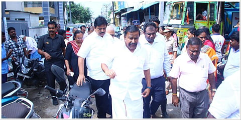 சென்னை பள்ளிக்கரணை பகுதியில் நிவாரணப் பொருட்களை வழங்கி பாதிக்கப்பட்ட பகுதிகளில் அமைச்சர் கே.என்.நேரு ஆய்வு செய்தார்.