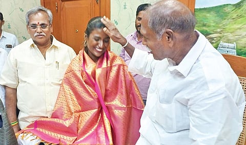 நைஜீரியாவில் நடந்த மிஸ் ஆப்பிரிக்கா கோல்டன் போட்டியில் பங்கேற்று 2-ம் இடம் பிடித்த புதுச்சேரியைச் சேர்ந்த சான் ரேச்சல் காந்தி, சட்டப்பேரவையில் முதல்வர் ரங்கசாமியை சந்தித்து ஆசி பெற்றார்.