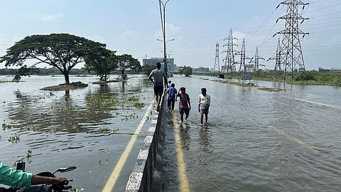 நீர்நிலைகளில் உள்ள மின்கம்பங்களை சீரமைப்பது மின் வாரிய ஊழியர்களுக்கு சவாலான பணி: மின் தடைக்கு இதுவே காரணம் என தகவல்