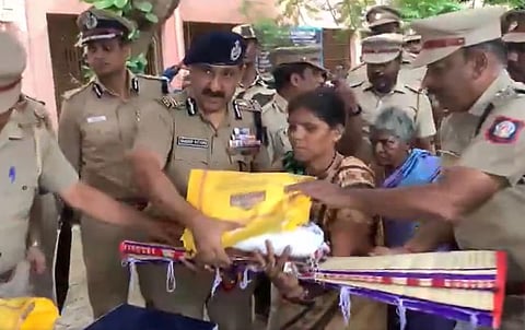 மக்களுக்கு அத்தியாவசிய பொருட்கள் வழங்கினார் காவல் ஆணையர்