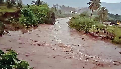 மேட்டூரை அடுத்த கோவில்பாளையம் பகுதியில் உள்ள நீரோடையில் பெருக்கெடுத்து ஓடிய மழைநீர்.